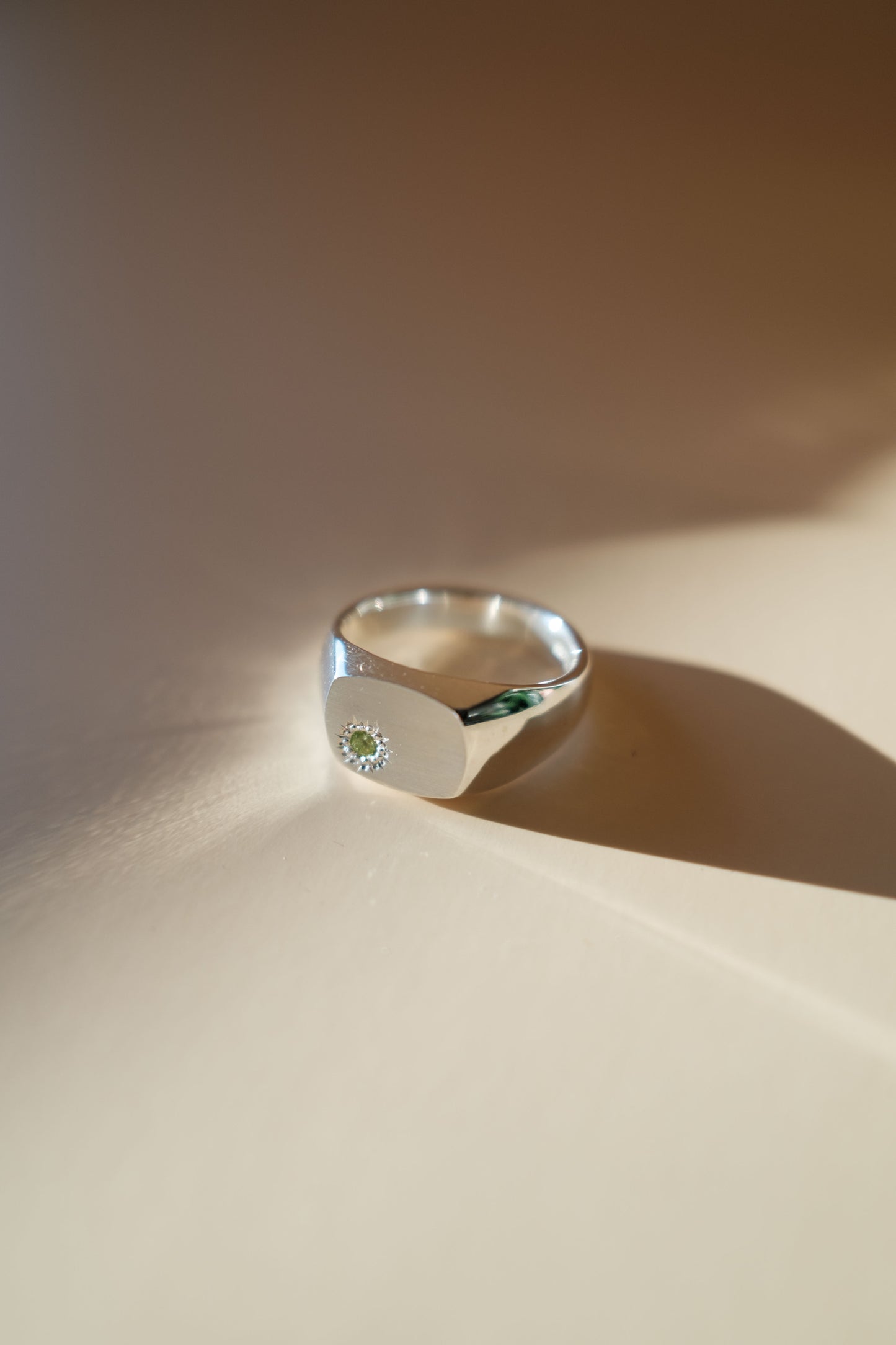 Signet Peridot Ring, ⌀ 16.5 mm