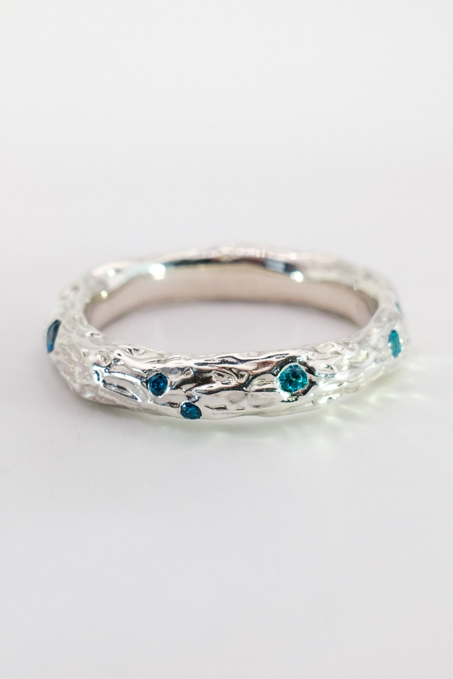 Organic wavy ring with multiple gemstones
