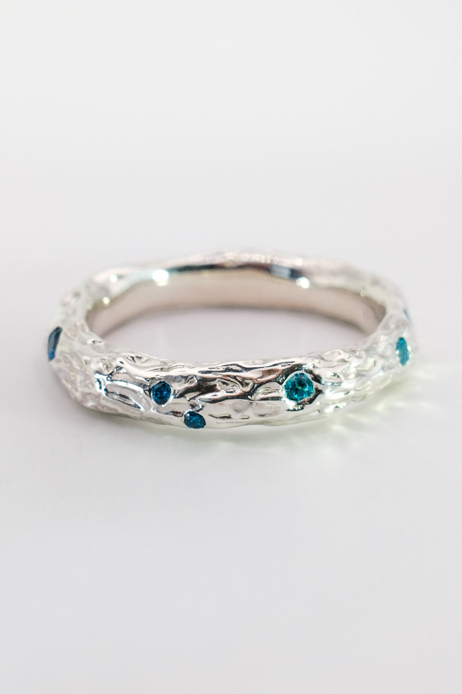 Organic wavy ring with multiple gemstones